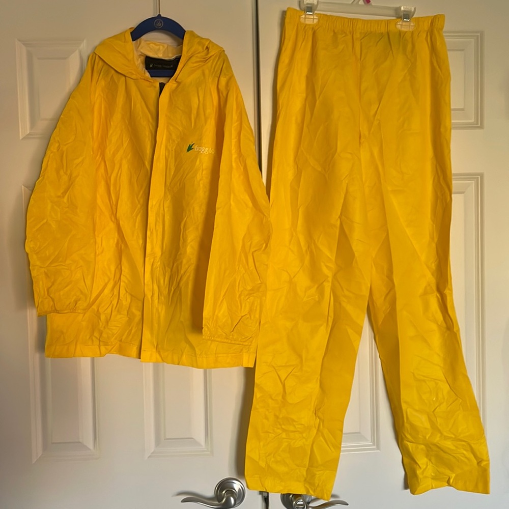 Frogg Toggs  3 pc yellow waterproof  rain suit & pouch set child size Large